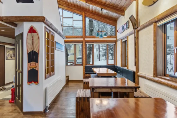 Lounge Forward Facing